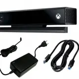 Kinect dla Xbox One z zasilaczem i kablami. Dowiedz się, jak podłączyć Kinect do Xbox One, by cieszyć się grami ruchowymi.