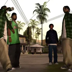Czterech mężczyzn stoi na ulicy, jeden pije z butelki. Scena z gry GTA San Andreas, idealna do spolszczenia.