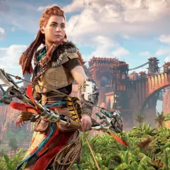 Aloy z łukiem w dłoni, gotowa do walki w świecie Horizon Zero Dawn Remastered. W tle widać imponujący most i ruiny starożytnej cywilizacji.