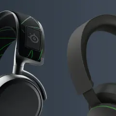 Dwa modele słuchawek do Xbox: jeden z zielonymi akcentami i logo SteelSeries, drugi minimalistyczny, czarny.