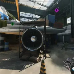 Gracz w Call of Duty World at War biegnie przez hangar z samolotem, celując z broni.