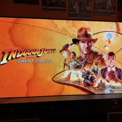 Indiana Jones and the Great Circle – gra, która spełni wymagania fanów przygód! Na ekranie tytuł gry z Indianą i jego towarzyszami.