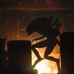 Ksenomorf w płomieniach, uciekający przez zniszczony korytarz. Scena z gry Alien Isolation 2.
