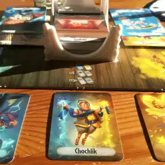 Kraina snów gra: Diablik, Chochlik i Wróżka na stole. Karty i plansza tworzą magiczny świat.