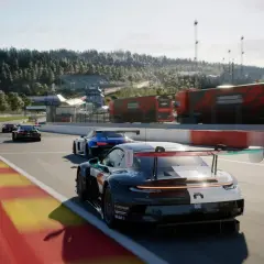 Wyścigowe Porsche pędzi po torze, walcząc o zwycięstwo w Gran Turismo Sport.