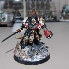 Zimny, śnieżny teren, na którym stoi **black templar marshal** z mieczem i młotem bojowym, gotowy do walki.