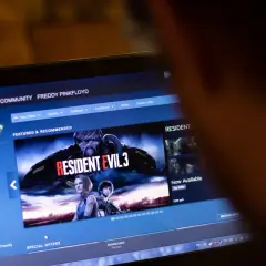 Gracz przegląda sklep Steam, szukając informacji, jak zwrocic gre Steam. Widoczna okładka Resident Evil 3.
