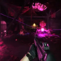 W mrocznym korytarzu Black Mesa, w świecie Blue Shift, gracz mierzy do obcego potwora otoczonego fioletową energią.