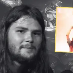 Maciej "Shushei" Ratuszniak, gracz League of Legends, z pucharem mistrzowskim.