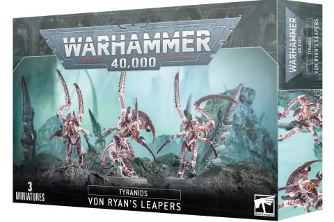Pudełko Warhammer 40,000 z trzema figurkami Tyranidów, Von Ryan's Leapers, gotowych do ataku.
