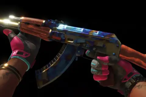 Gracz w rękawiczkach trzyma AK-47 z unikalnym skinem. Zastanawiasz się, ile kosztuje CS:GO?
