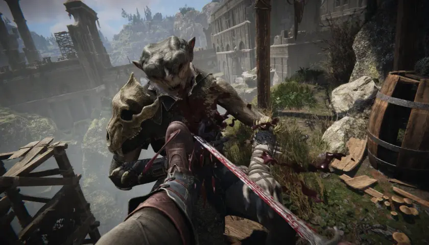 Krwawa walka z potworem w ruinach. Gracz w "Dark Messiah of Might & Magic" walczy mieczem, zadając śmiertelne ciosy.
