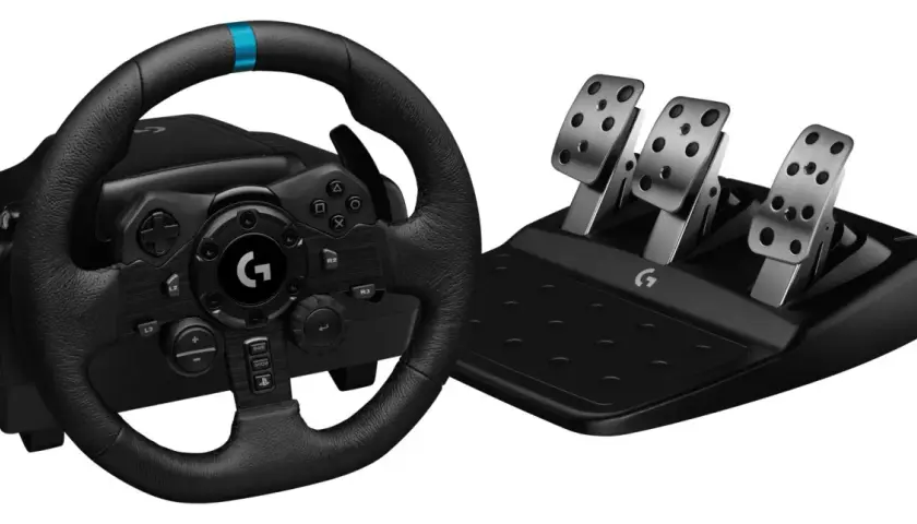 Profesjonalna kierownica Logitech G z metalowymi pedałami, idealna do tworzenia własnego rankingu kierownic do PC.