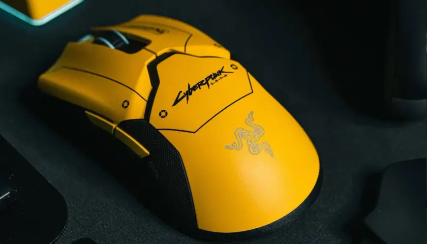Żółta myszka gamingowa z logo Cyberpunk 2077 i wężem Razer. Idealna do rankingu myszek gamingowych.