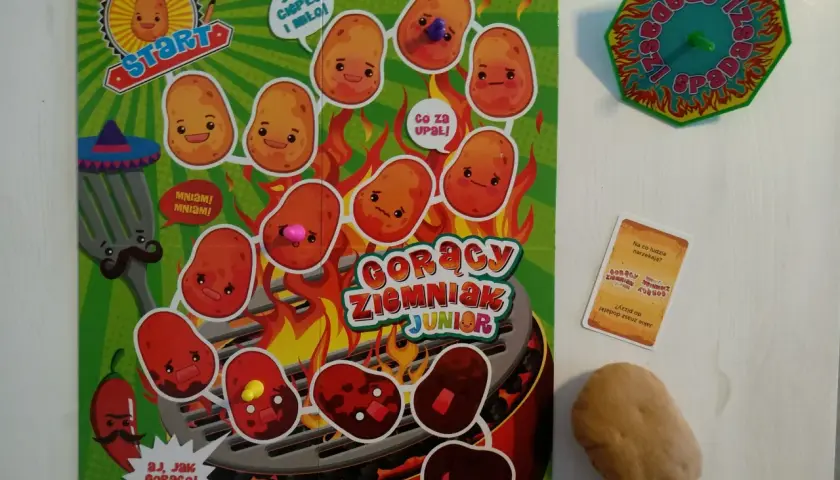 Plansza do gry "Gorący Ziemniak Junior" z zabawnymi ziemniaczkami na grillu. Dowiedz się, jak się gra w gorącego ziemniaka!