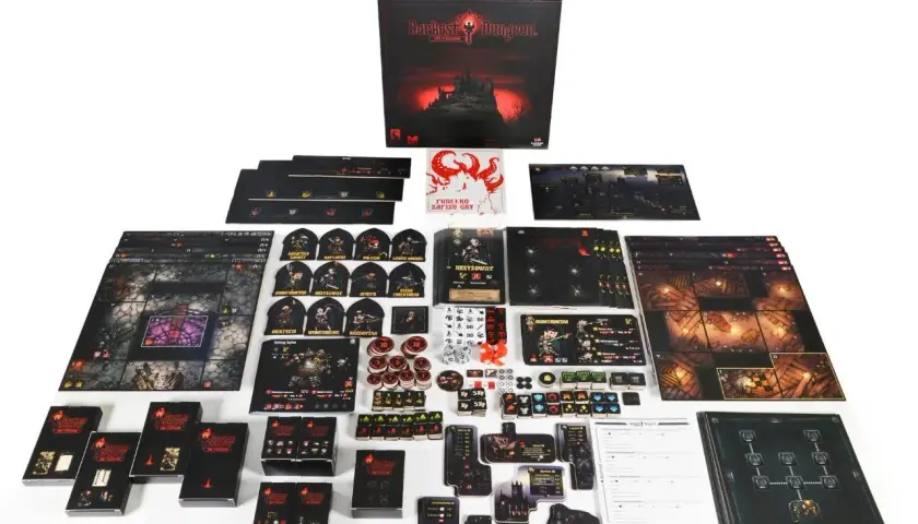 Wszystkie elementy gry planszowej Darkest Dungeon: The Board Game, w tym plansze, karty postaci, żetony i pudełko.