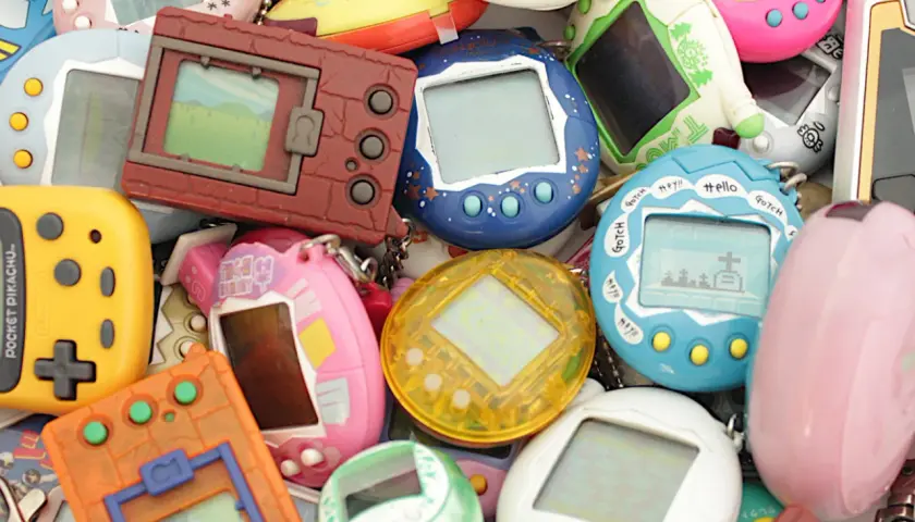 Kolekcja kolorowych Tamagotchi, w tym żółty Pocket Pikachu. Te wirtualne zwierzątka to klasyka lat 90.