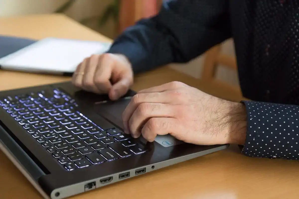 Laptop zwalnia w grach? Jak zwiększyć wydajność i FPS