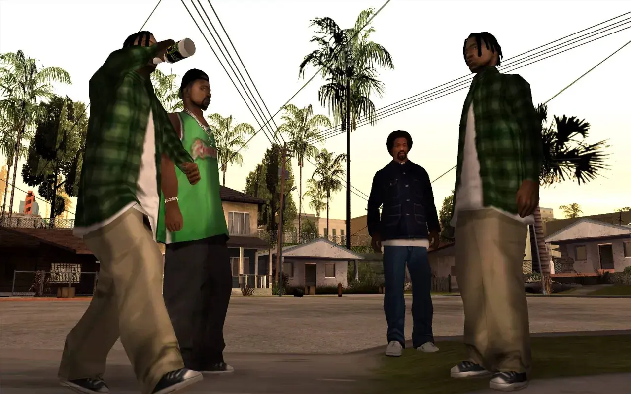 Czterech mężczyzn stoi na ulicy, jeden pije z butelki. Scena z gry GTA San Andreas, idealna do spolszczenia.
