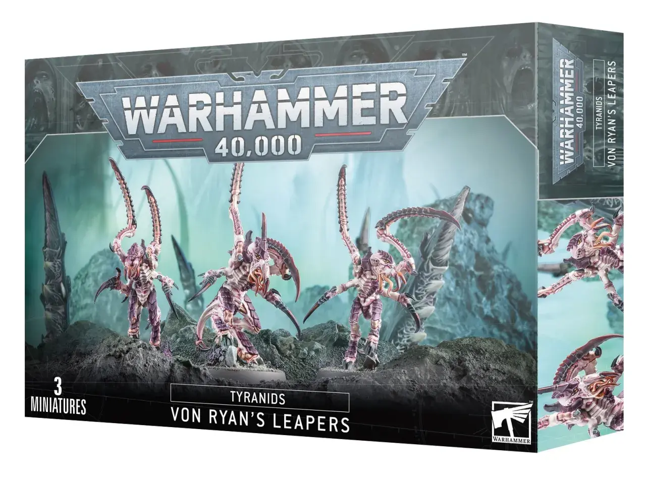 Pudełko Warhammer 40,000 z trzema figurkami Tyranidów, Von Ryan's Leapers, gotowych do ataku.