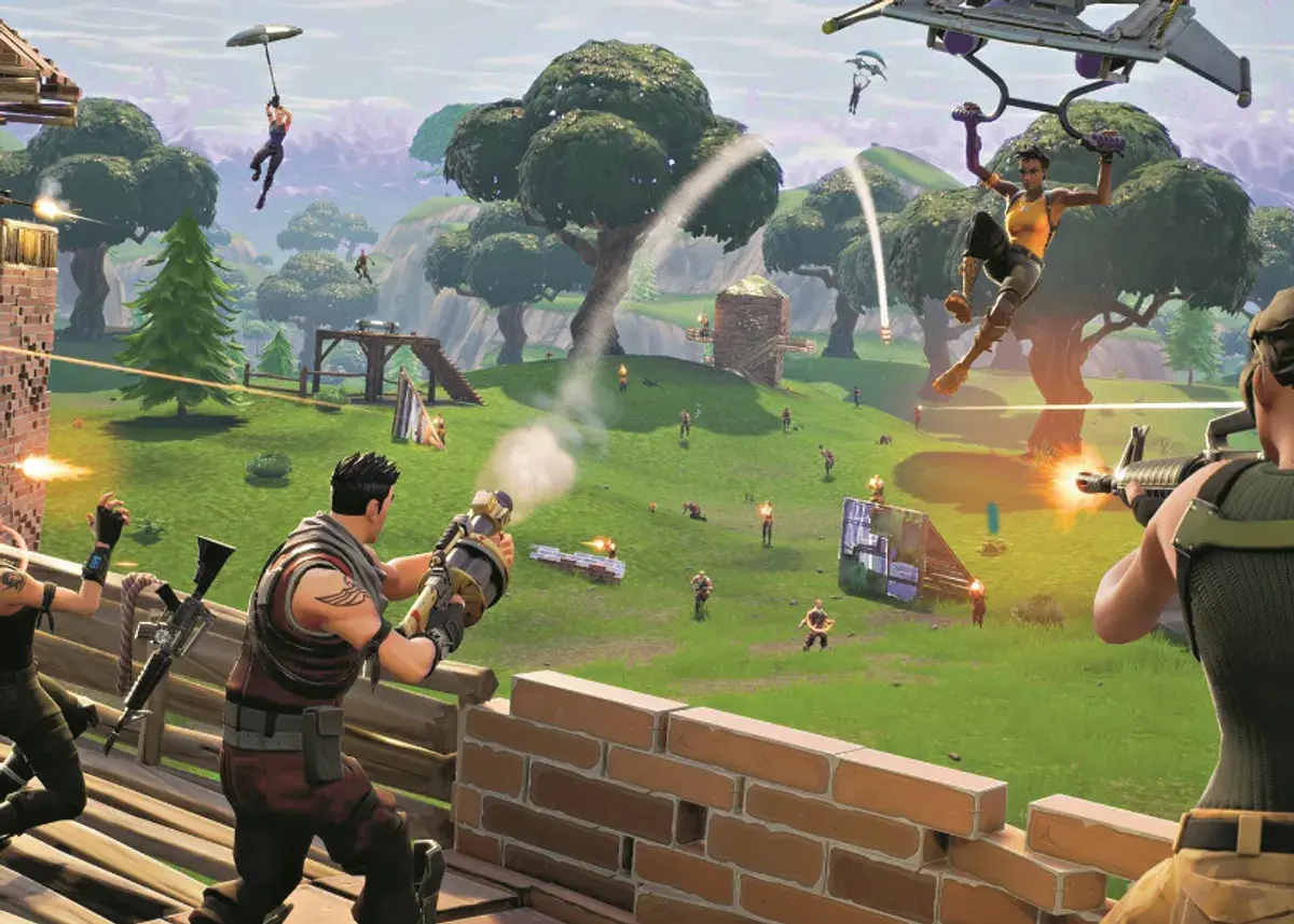 Gracze Fortnite, stworzonego przez Epic Games, walczą na zielonej wyspie. Jedna postać spada na spadochronie, inni strzelają.