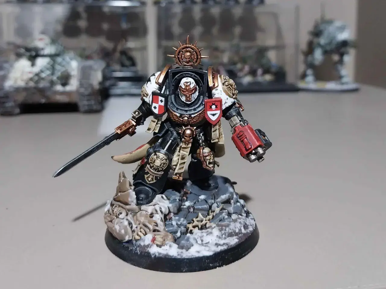 Zimny, śnieżny teren, na którym stoi **black templar marshal** z mieczem i młotem bojowym, gotowy do walki.