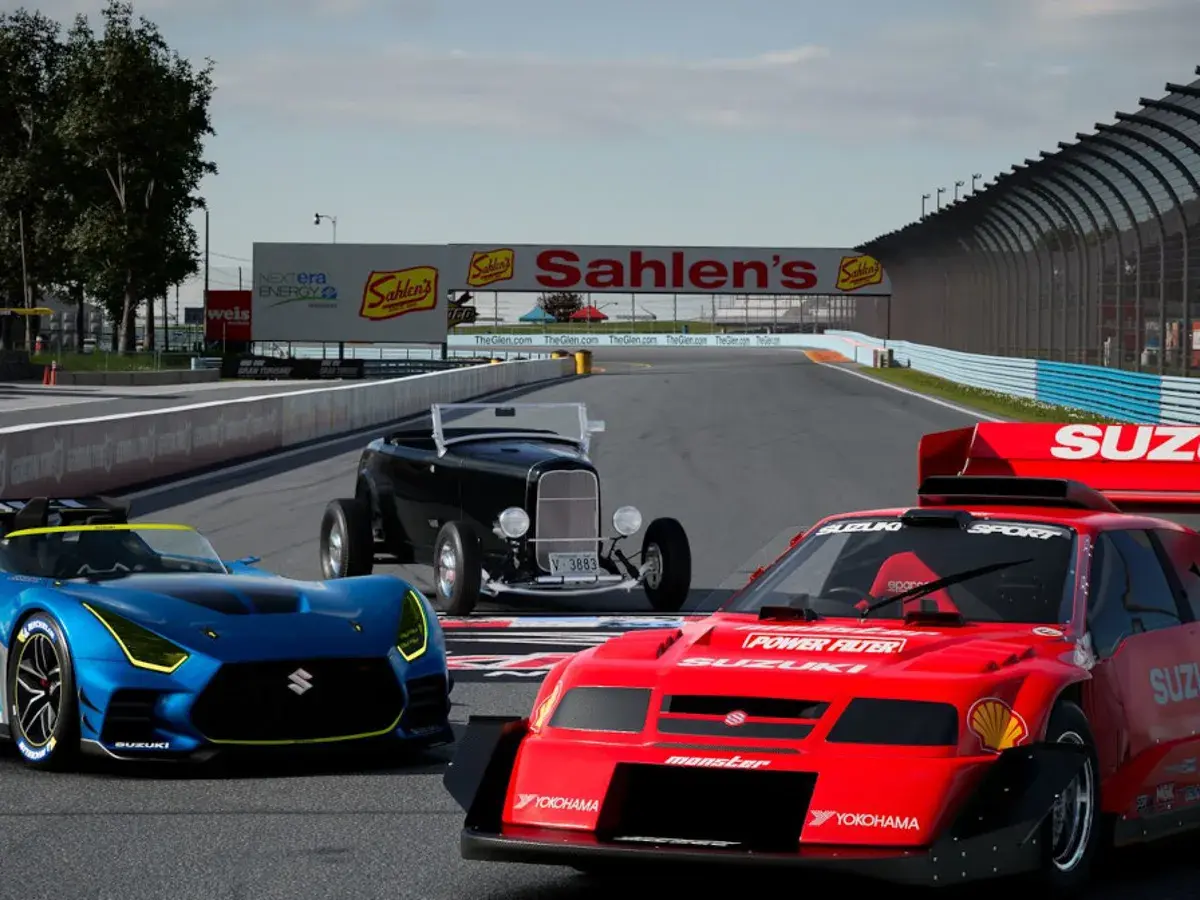 Trzy samochody wyścigowe na torze, w tym niebieski Suzuki, czerwony Suzuki i czarny hot rod. Grafika z gry Gran Turismo na PC.