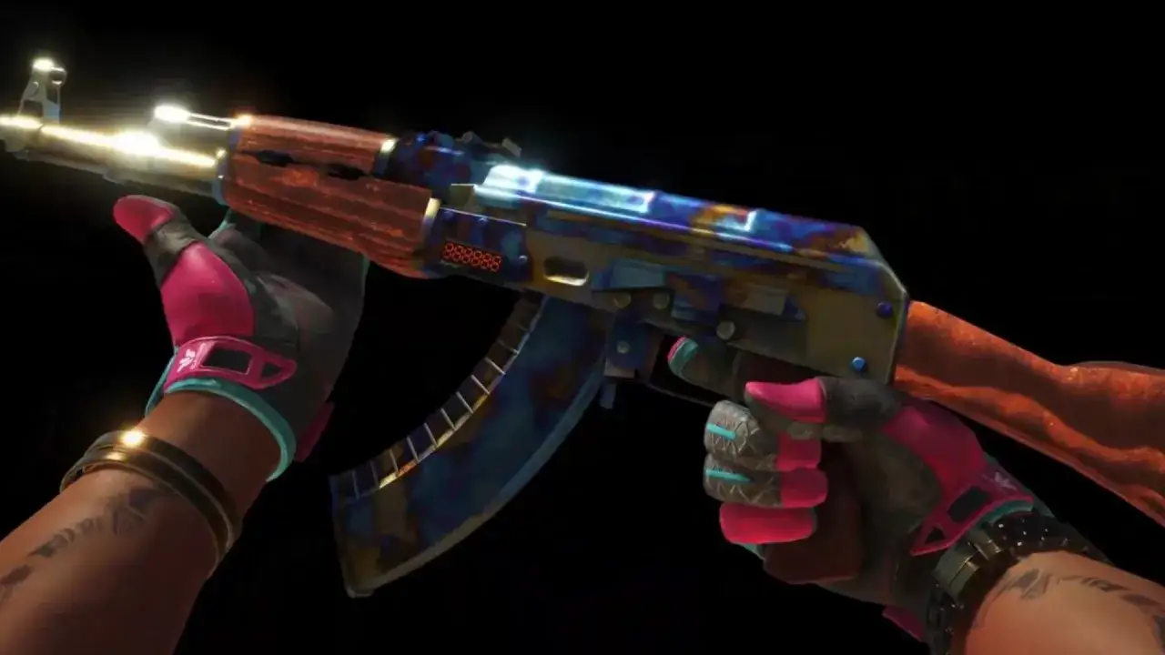 Gracz w rękawiczkach trzyma AK-47 z unikalnym skinem. Zastanawiasz się, ile kosztuje CS:GO?