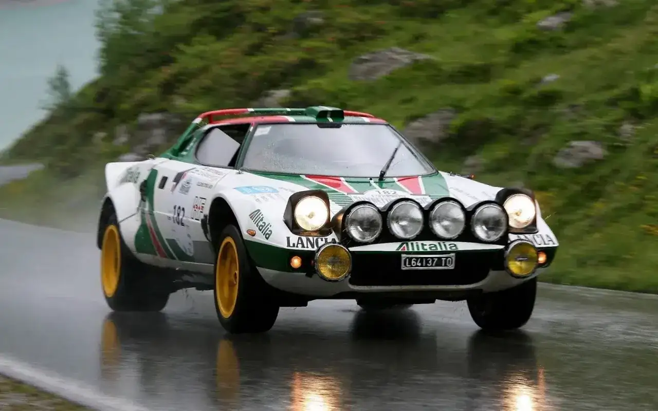 Lancia Stratos w barwach Alitalii na mokrym torze, jak z gry Assetto Corsa Rally.