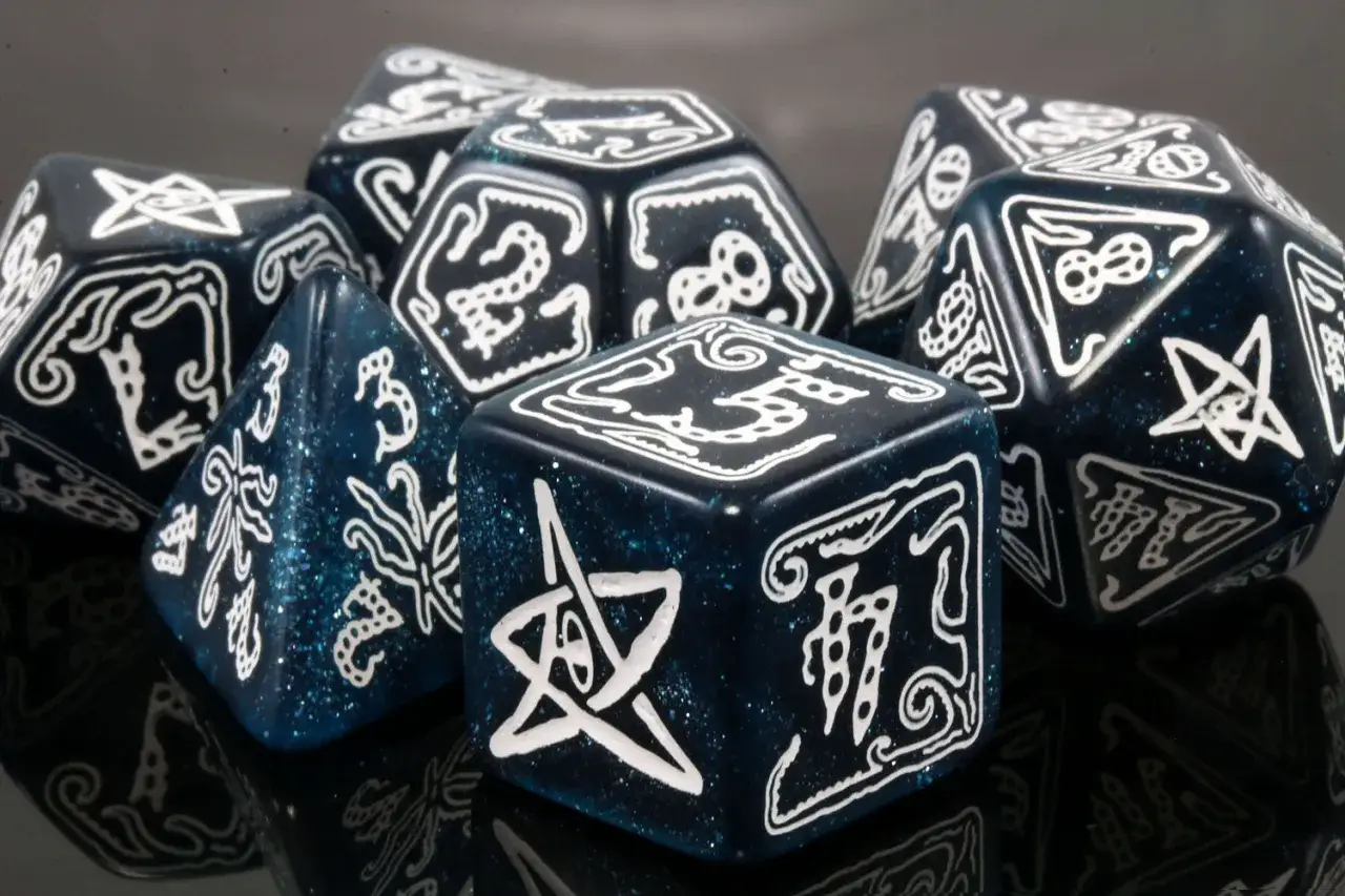 Mroczne kości do gry z symbolami, idealne do sesji Call of Cthulhu. Gwiazdy, runy i tajemnicze znaki zapowiadają kosmiczne grozy.