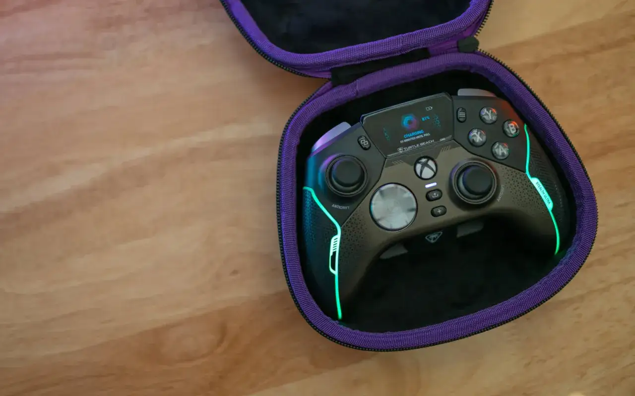 Kontroler Turtle Beach Stealth Ultra w fioletowym etui, gotowy do gry.