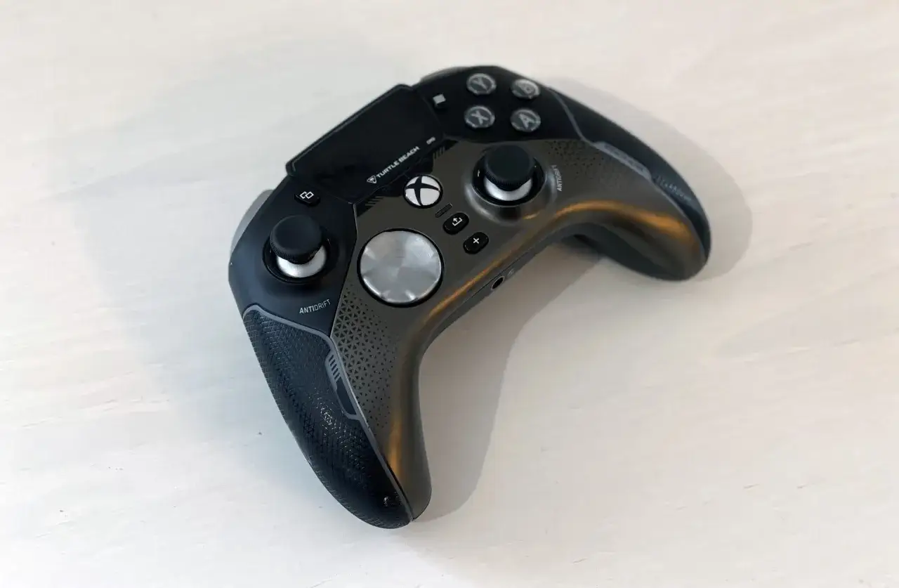 Elegancki kontroler Turtle Beach Stealth Ultra w kolorze grafitowym, gotowy do akcji.