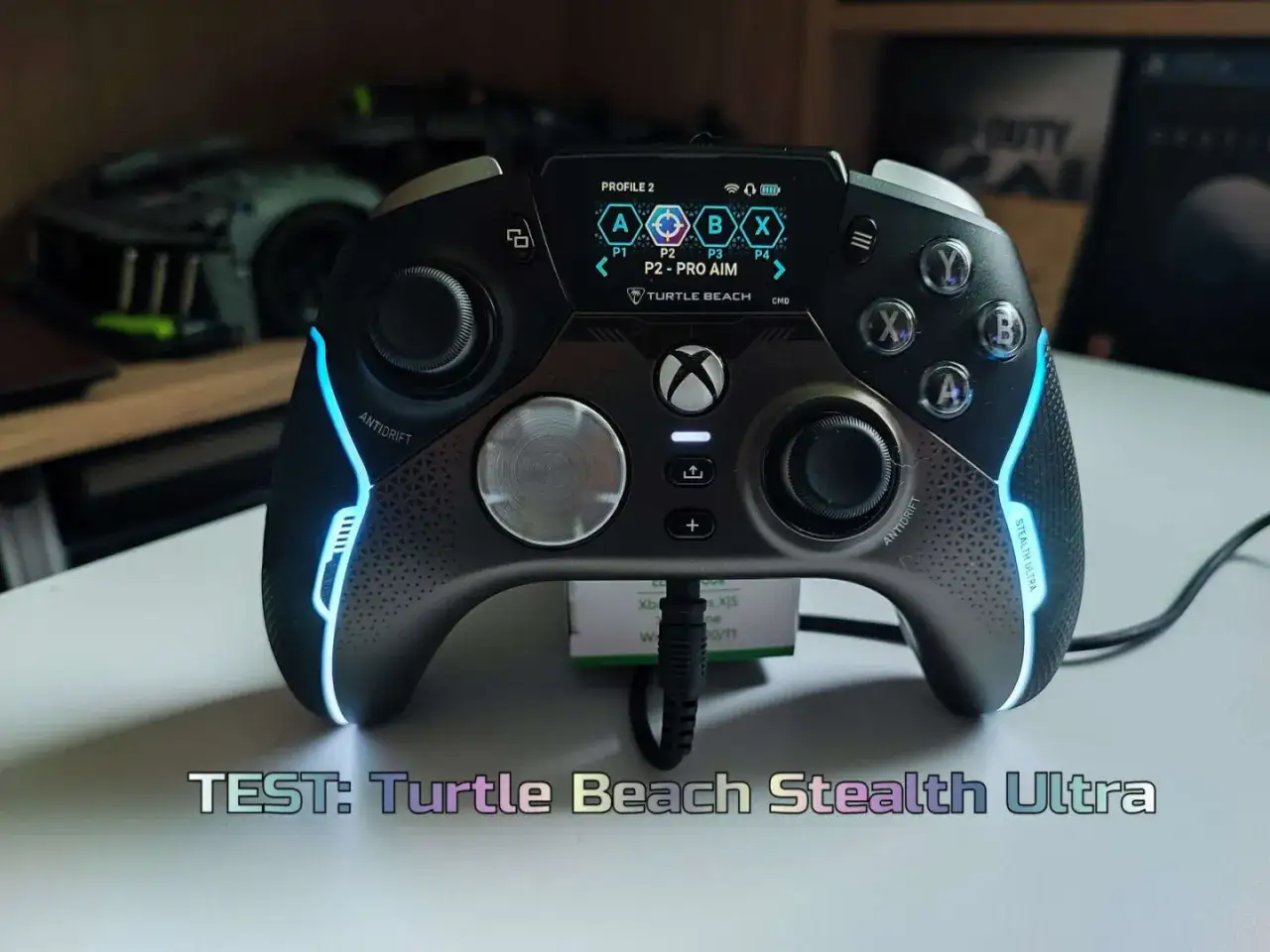 Czarny kontroler Turtle Beach Stealth Ultra z niebieskimi podświetleniami LED, gotowy do gry.