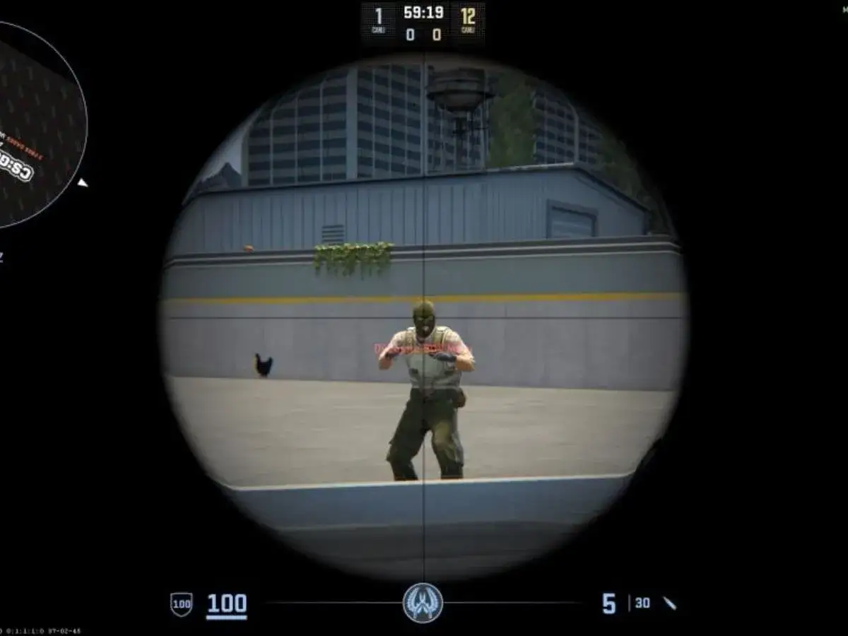 Gracz CS:GO celuje przez lunetę, przygotowując się do bind na jumpthrow. W oddali widać kurczaka.