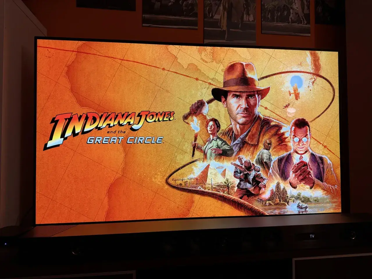 Indiana Jones i Wielkie Koło – grafika z gry, przedstawiająca archeologa i jego towarzyszy w akcji. Sprawdź wymagania sprzętowe!