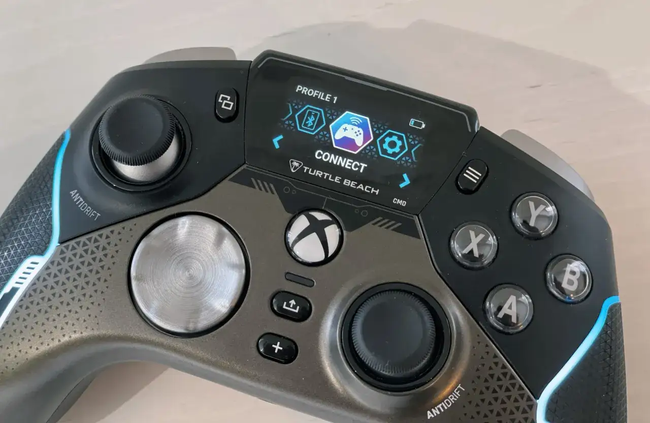 Kontroler Turtle Beach Stealth Ultra z ekranem pokazującym 