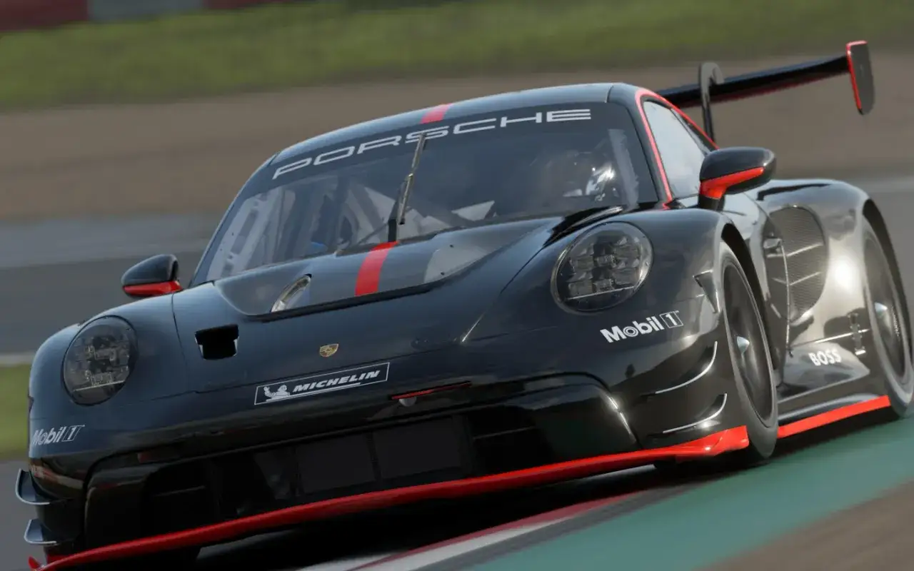 Czarny Porsche ściga się na torze, gotowy do akcji w Gran Turismo PC.