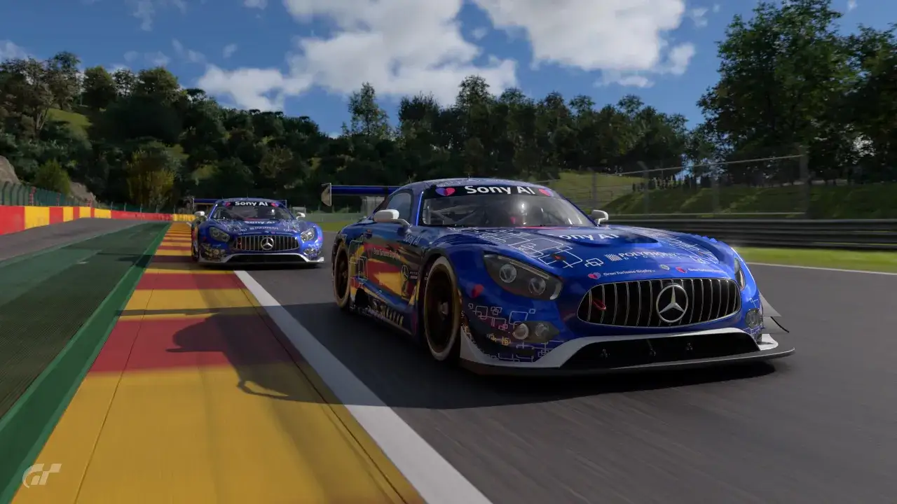 Dwa niebieskie samochody wyścigowe ścigają się na torze, jak w grze Gran Turismo na PC.