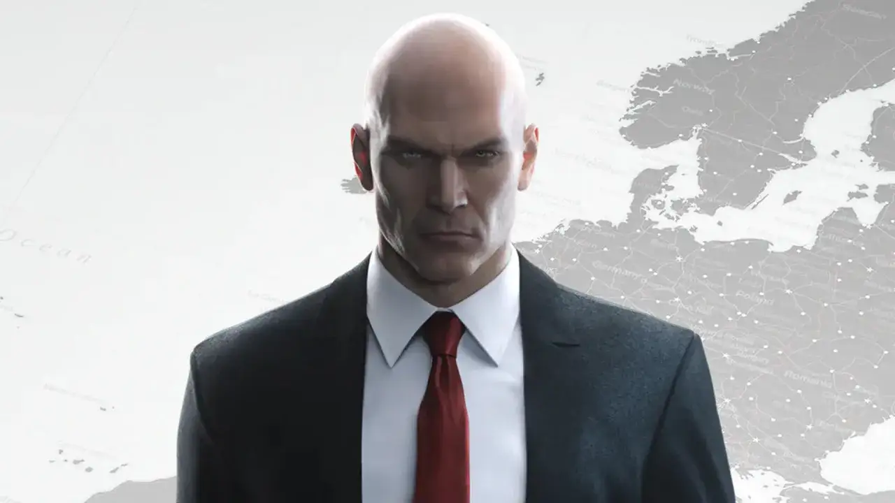 Agent 47, ikona gry Hitman World of Assassination, spogląda z determinacją na mapę Europy, gotów na kolejną misję.
