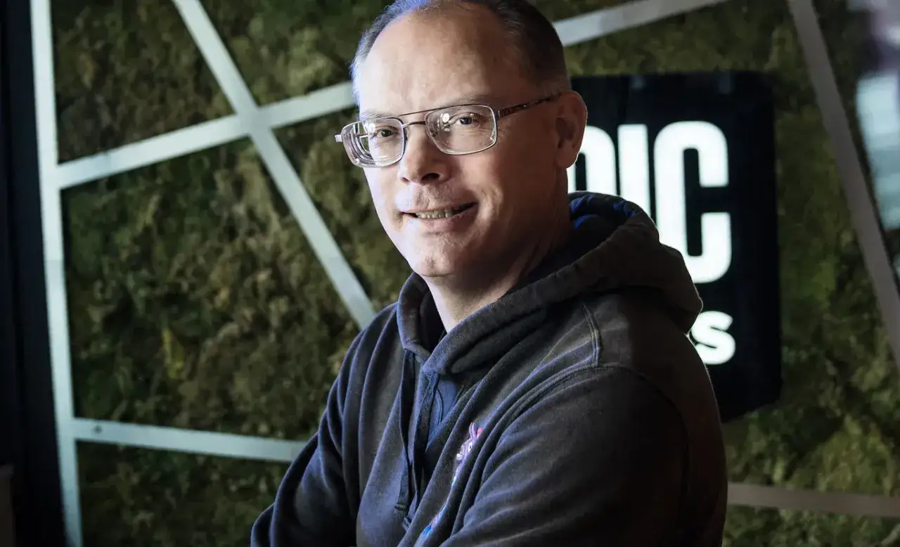 Tim Sweeney, który stworzył Fortnite, w okularach i bluzie z kapturem.