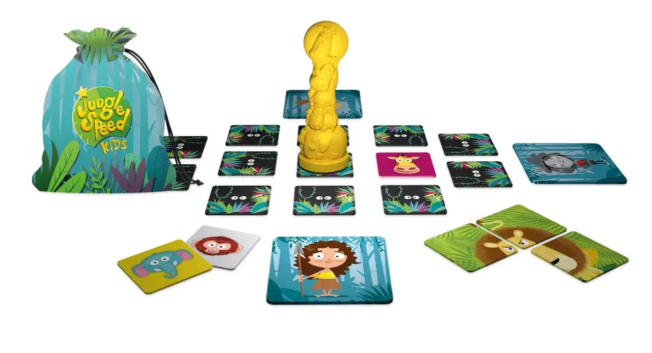 Gra Jungle Speed Kids z woreczkiem i kartami. Złota wieża ze zwierzątkami na środku, wokół karty z dżunglą i jej mieszkańcami.