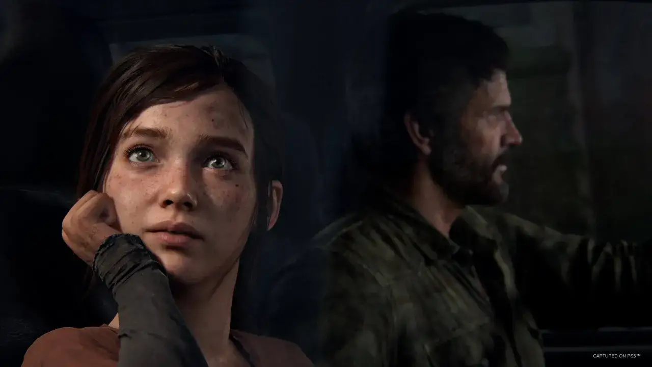 Ellie zamyślona w samochodzie, obok Joel prowadzi. Scena z gry The Last of Us Remastered.