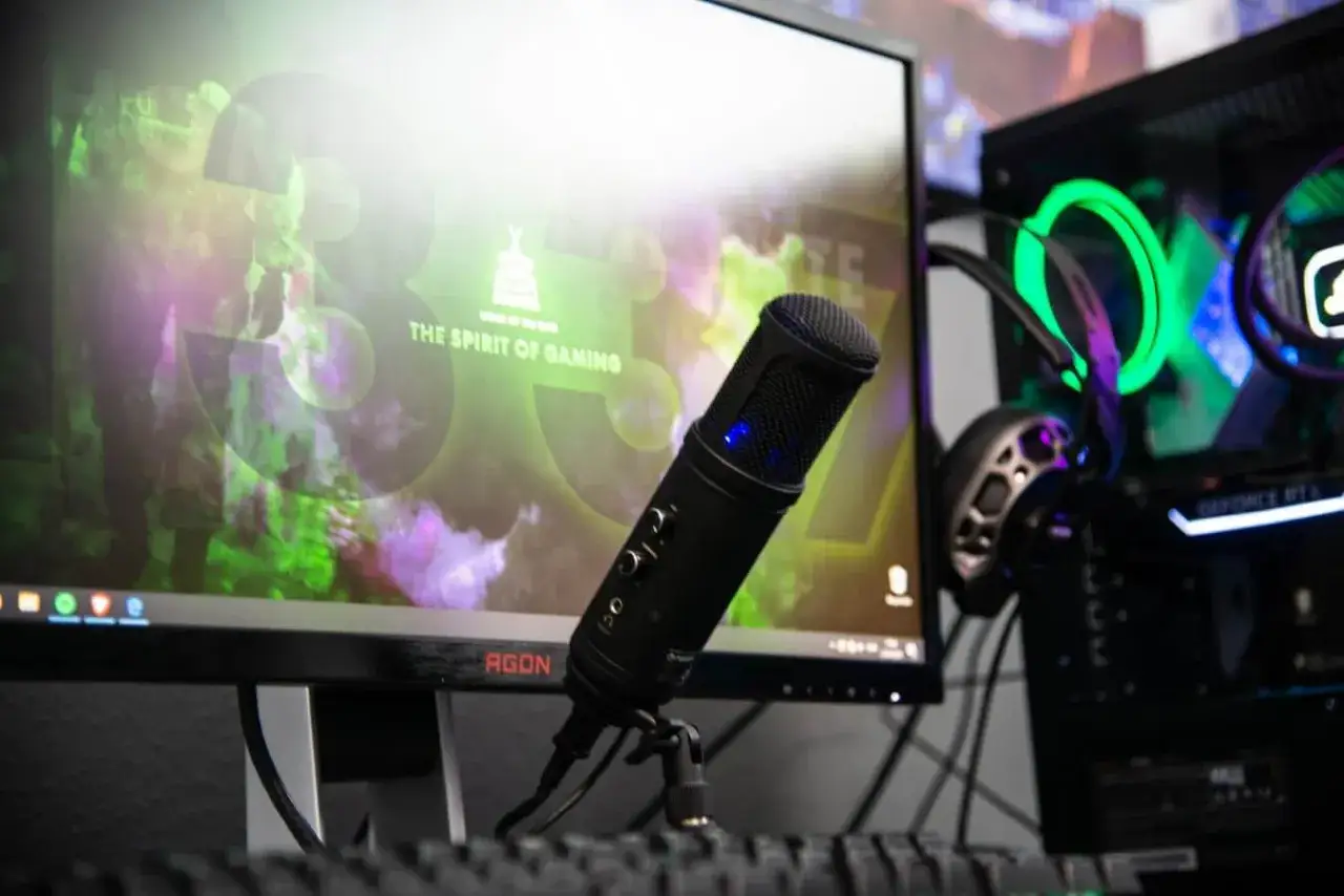 Mikrofon i komputer gamingowy. Czy grając w gry można zarobić? To pytanie zadaje sobie wielu graczy, tworząc treści i streamując.
