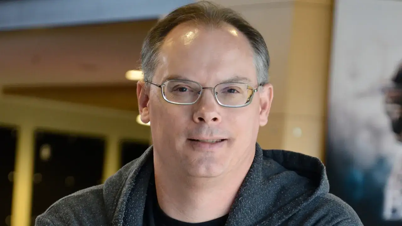 Mężczyzna w okularach, który stworzył Fortnite, Tim Sweeney, prezes Epic Games.