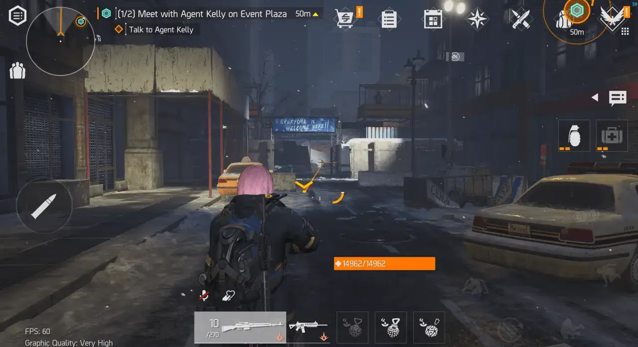 Gra w zimowym mieście, postać z różowymi włosami. Widok z perspektywy gracza, z interfejsem gry. FPS: 60, jakość: Bardzo wysoka. Jak zwiększyć FPS na telefonie?